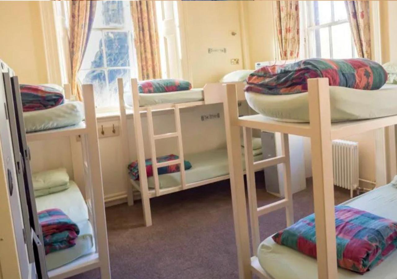 Cama num Dormitório Misto com 8 Camas